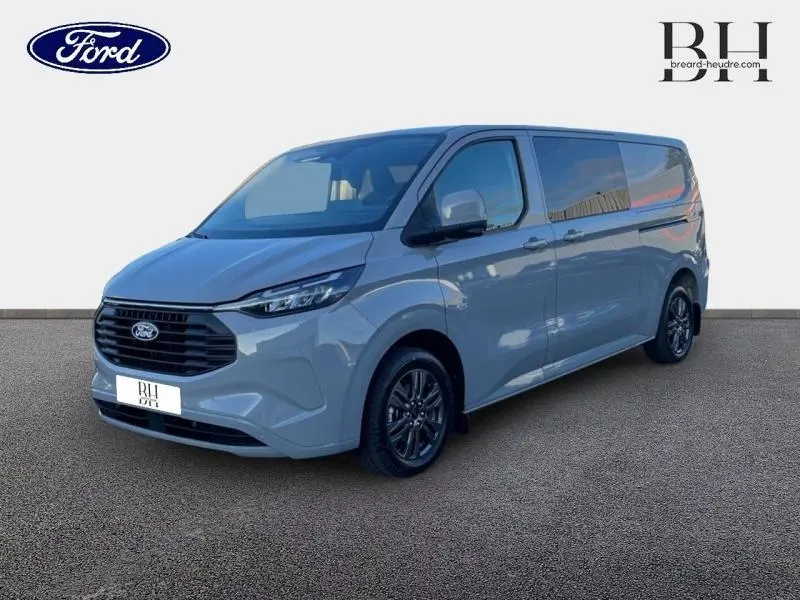 Vue 3/4 avant droit du Ford Transit Custom Fourgon gris Matter Spéciale avec jantes alu gris carbone et vitres latérales teintées.
