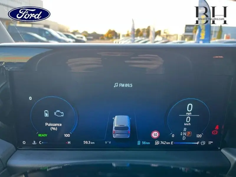 Tableau de bord numérique du Ford Transit Custom gris, affichant la puissance et la vitesse à l'arrêt.