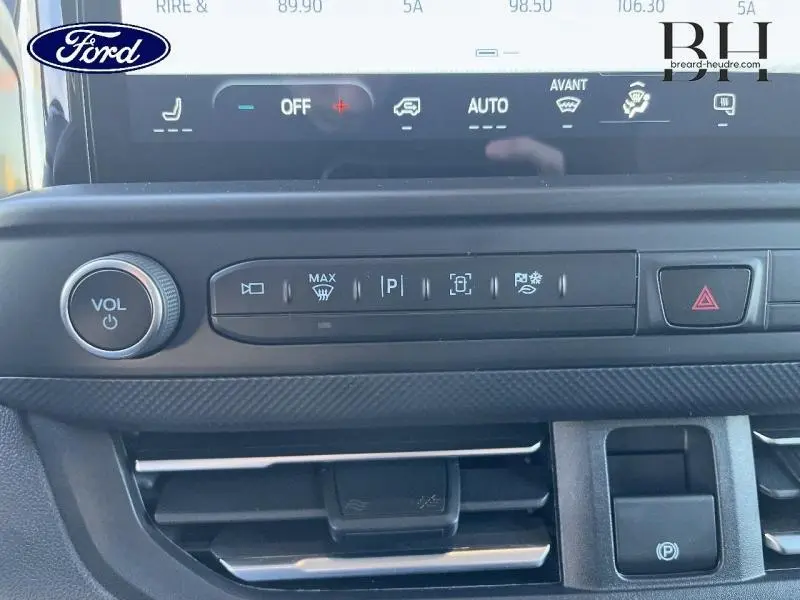 Tableau de bord du Ford Transit Custom gris, montrant les commandes multimédia et climatisation en gros plan.
