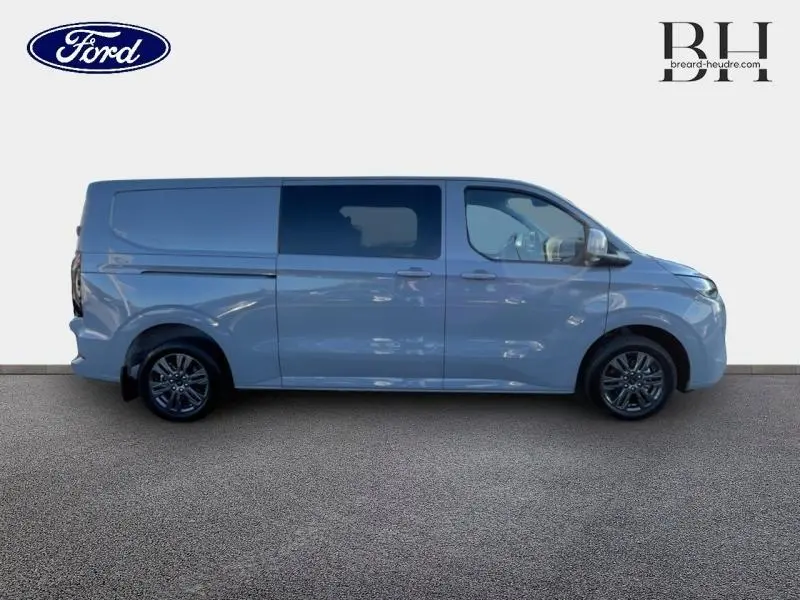 Vue latérale droite du fourgon Ford Transit Custom gris Matter Spéciale avec vitres arrière surteintées et jantes alu gris carbone.