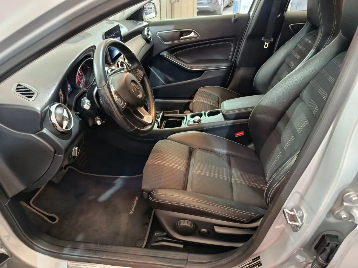 Intérieur noir de la Mercedes GLA 200 d 2018 vu côté conducteur, avec volant cuir et console centrale visible.