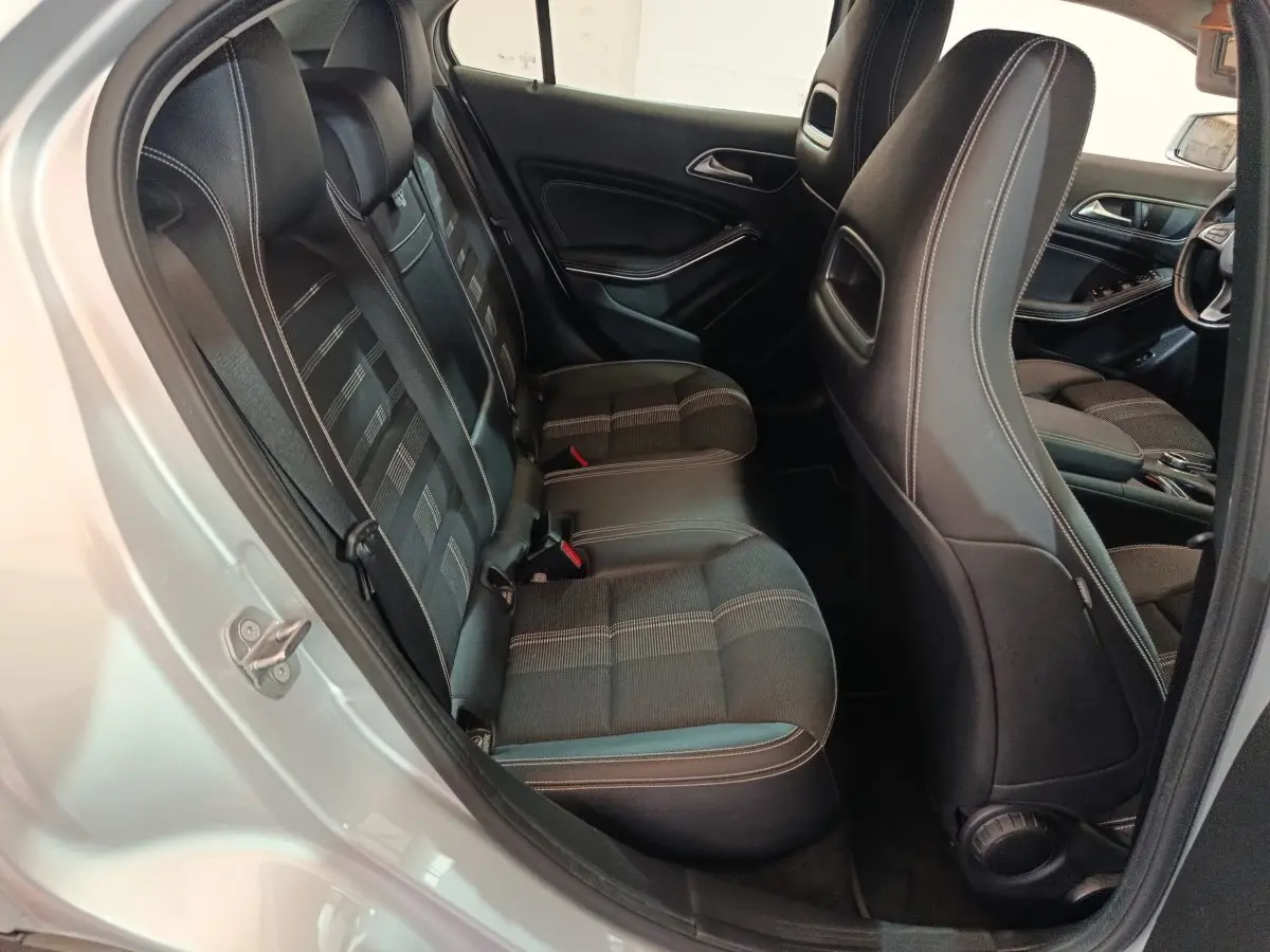 Vue intérieure côté droit montrant les sièges arrière noirs et gris du Mercedes GLA 200 d Business Executive gris clair 2018.