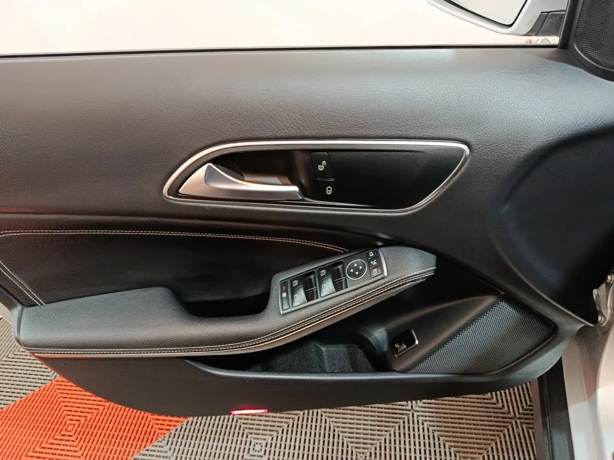 Détail de la porte côté conducteur du Mercedes GLA 200 d gris clair, avec commandes de vitres et verrouillage.