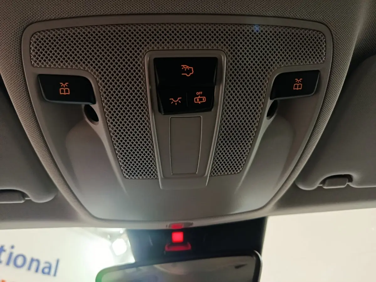 Vue intérieure du plafonnier gris clair du Mercedes GLA 200 d Business Executive avec commandes d’éclairage et alertes.