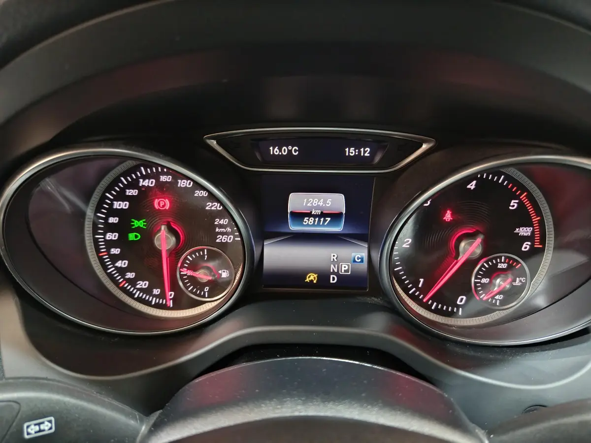 Vue rapprochée du tableau de bord digital du Mercedes GLA 200 d gris clair, affichage vitesse et température.