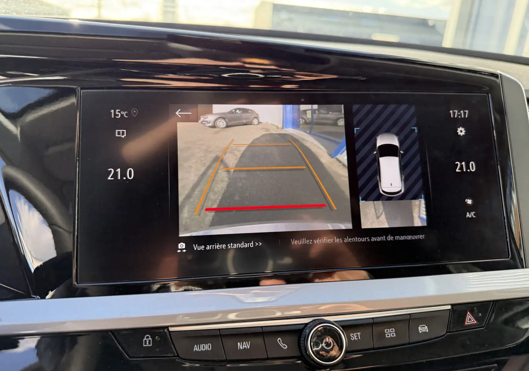 Écran intérieur de l’Opel Grandland 2024 affichant la caméra de recul avec vue arrière et top-down.