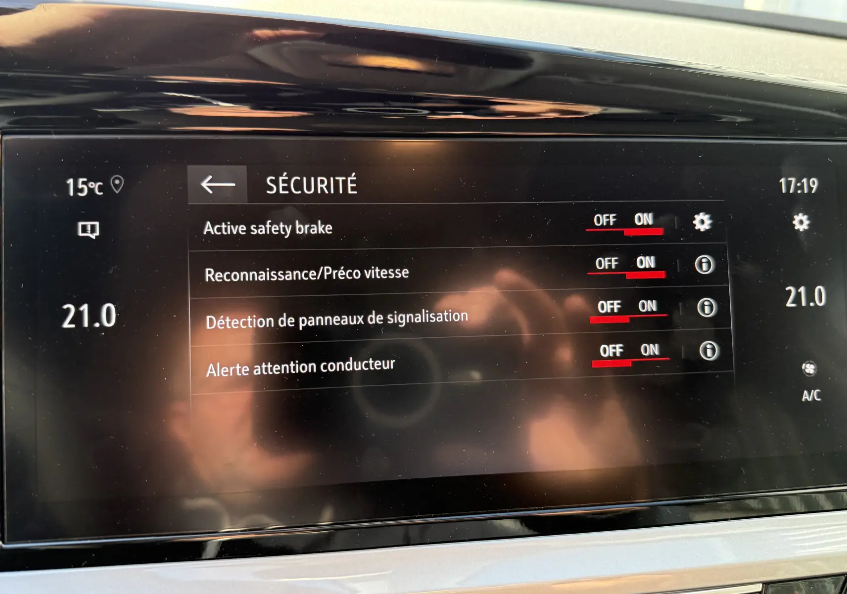 Écran tactile intérieur de l'Opel Grandland 2024 affichant les options de sécurité activées en français.
