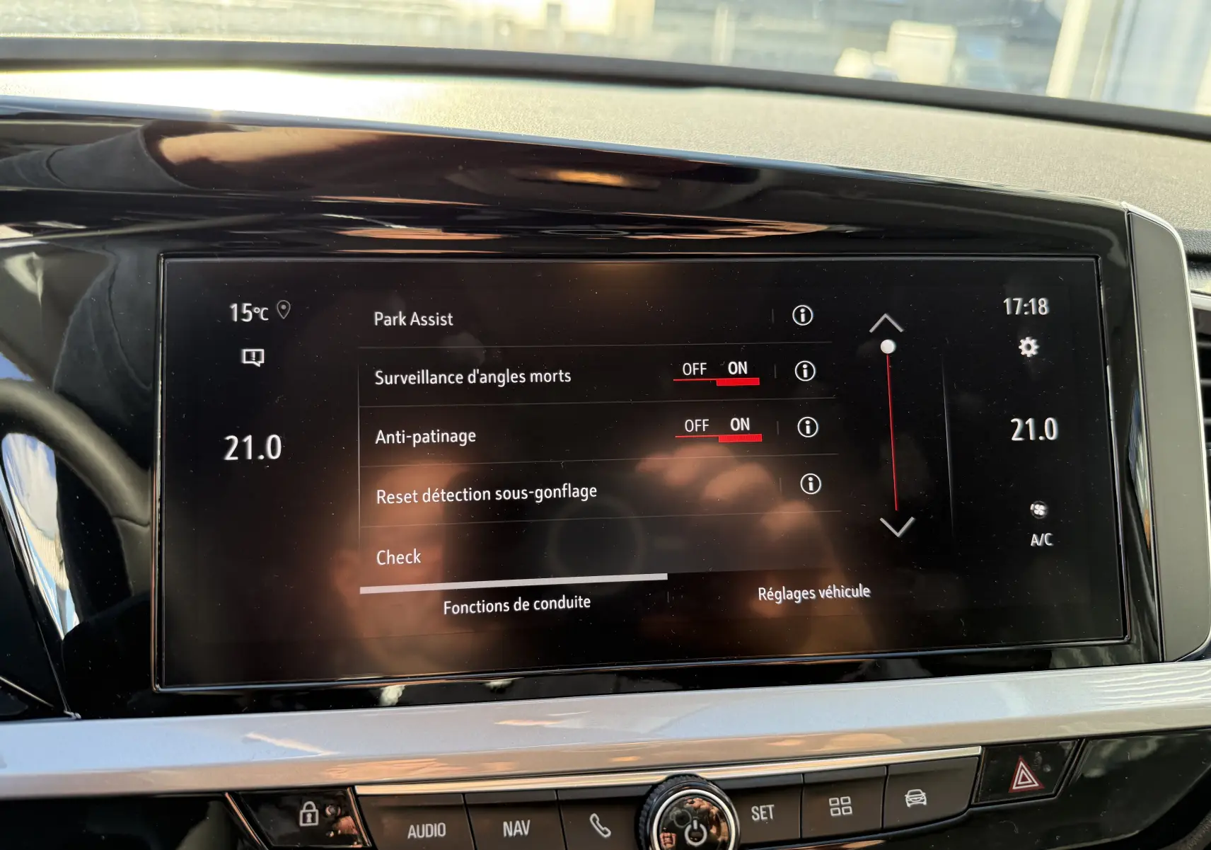 Écran tactile central de l'Opel Grandland 2024 affichant les réglages d'assistance à la conduite et la climatisation.