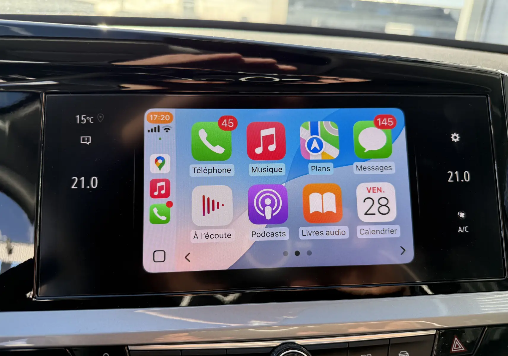 Écran tactile central de l’Opel Grandland 2024 affichant Apple CarPlay avec commandes climatisation à 21°C.