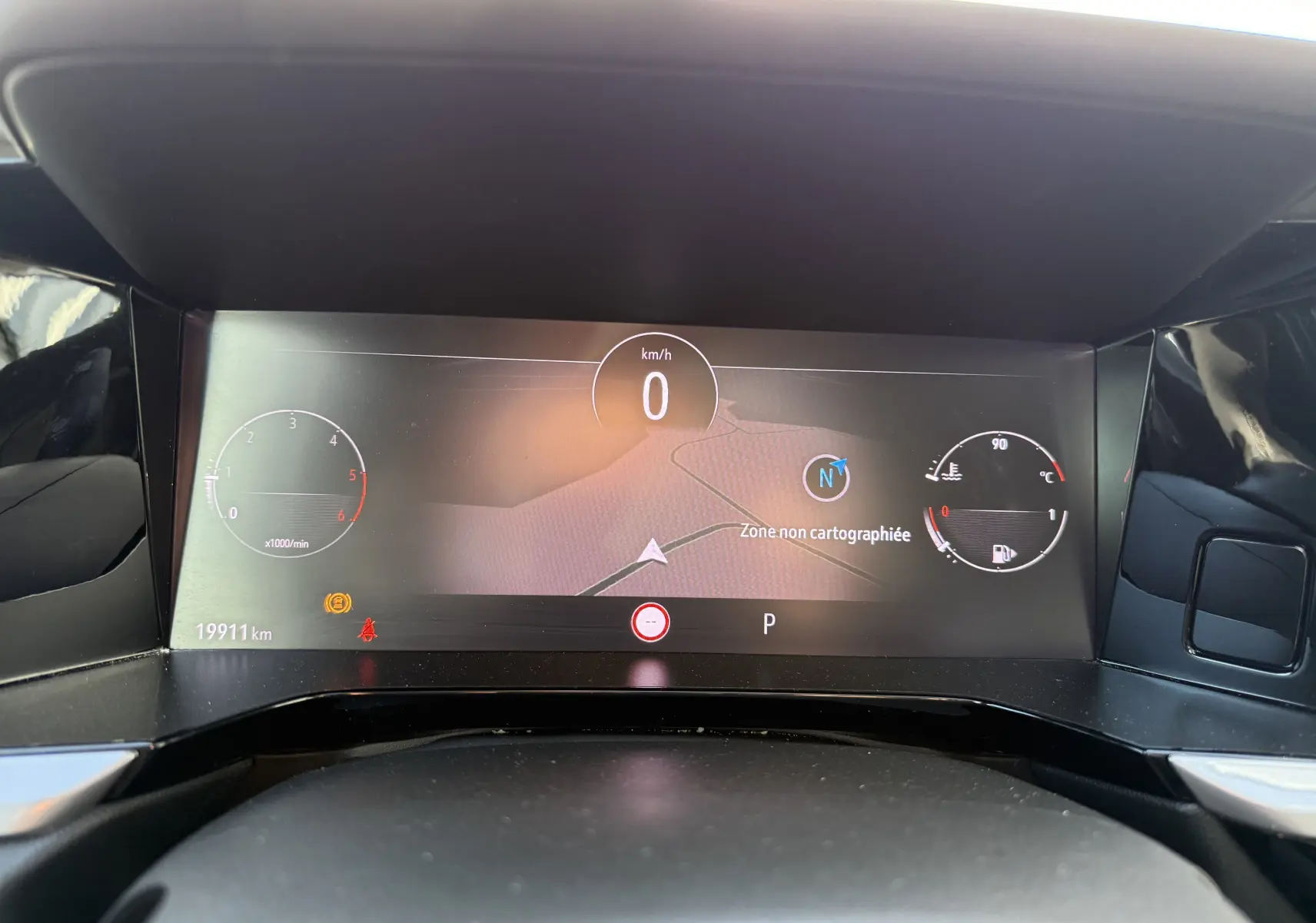 Tableau de bord numérique de l'Opel Grandland 2024 affichant la vitesse à 0 km/h et la navigation sur zone non cartographiée.