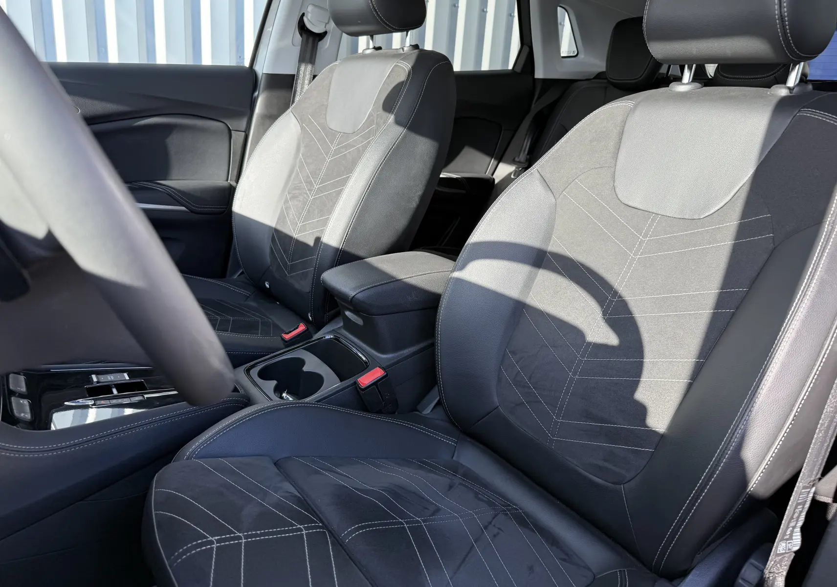 Intérieur de l’Opel Grandland 2024, vue rapprochée des sièges avant en cuir noir avec surpiqûres contrastées.