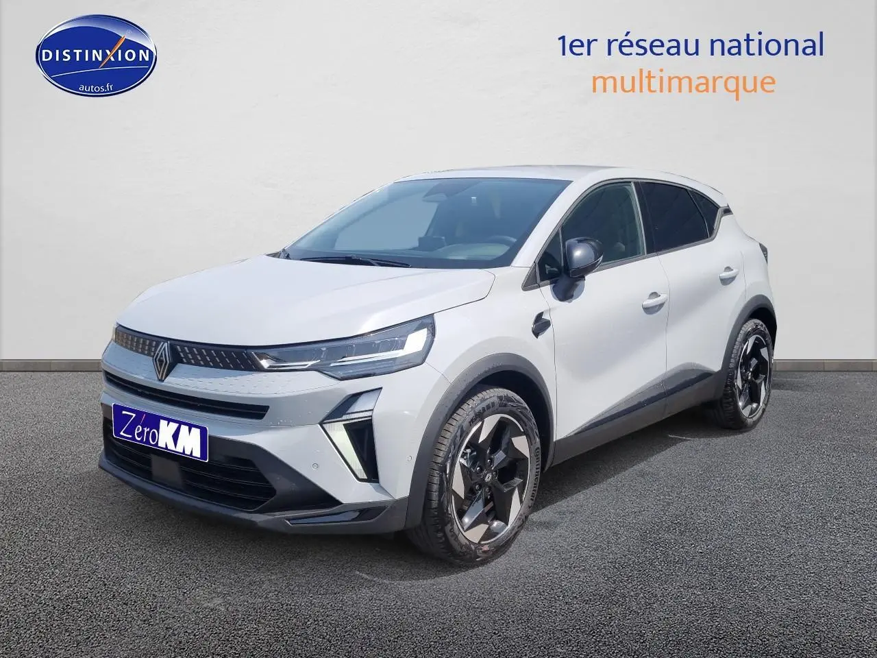 Renault Captur 2025 gris rafale en 3/4 avant droit avec jantes alu noires et calandre moderne