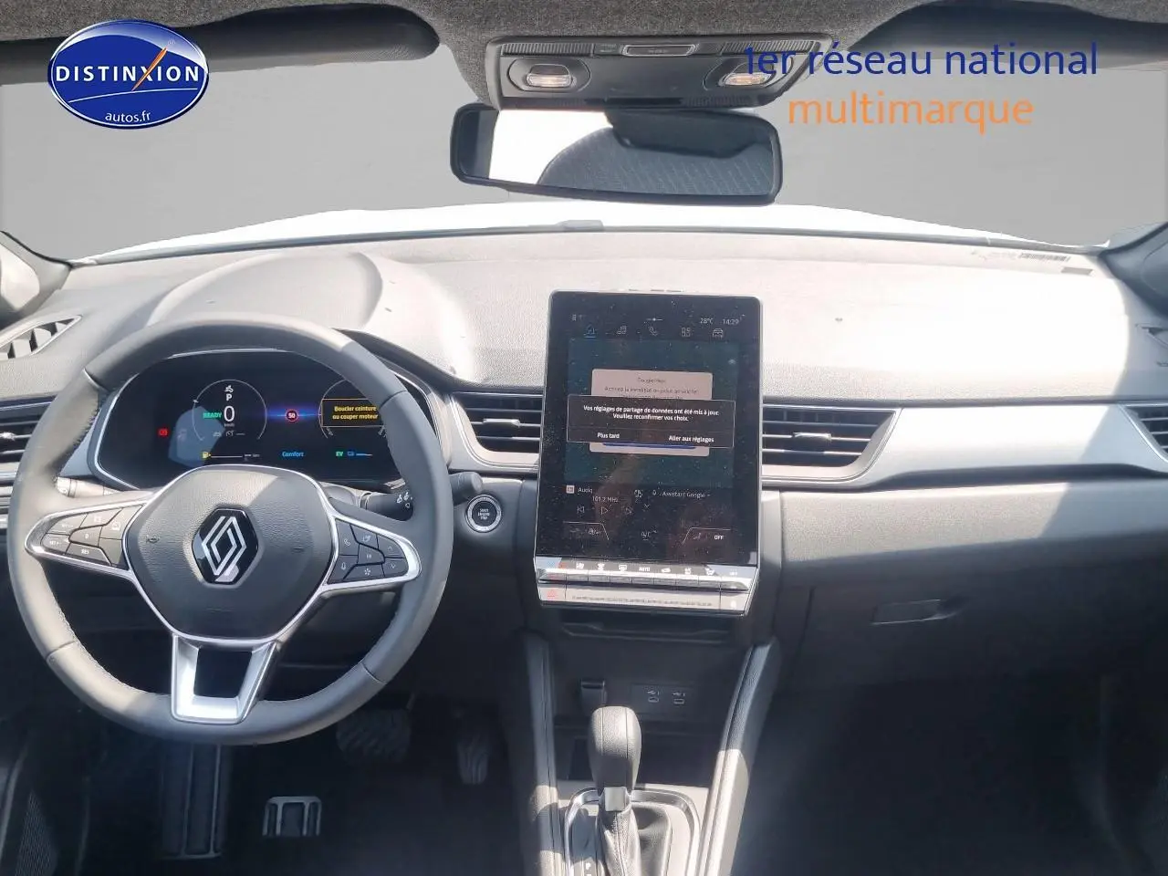Tableau de bord et volant du Renault Captur 1.6 e-tech hybride 2025 avec écran tactile vertical et commandes au volant.