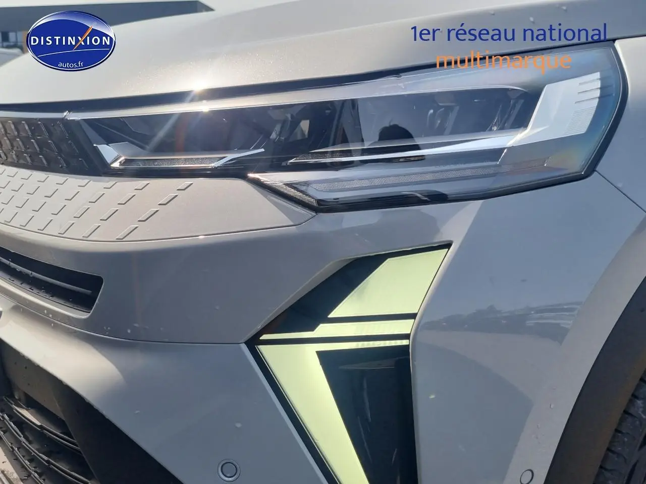 Gros plan sur le phare avant droit du Renault Captur gris rafale 2025 avec éclairage LED distinctif en forme de T.