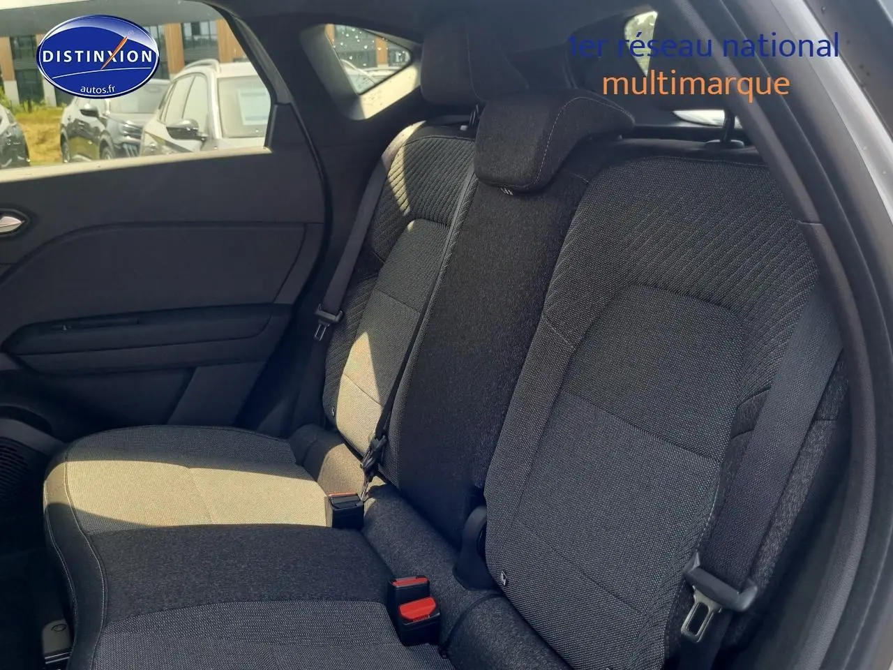 Banquette arrière en tissu gris du Renault Captur 1.6 e-tech hybride 145 vue côté droit intérieur arrière.