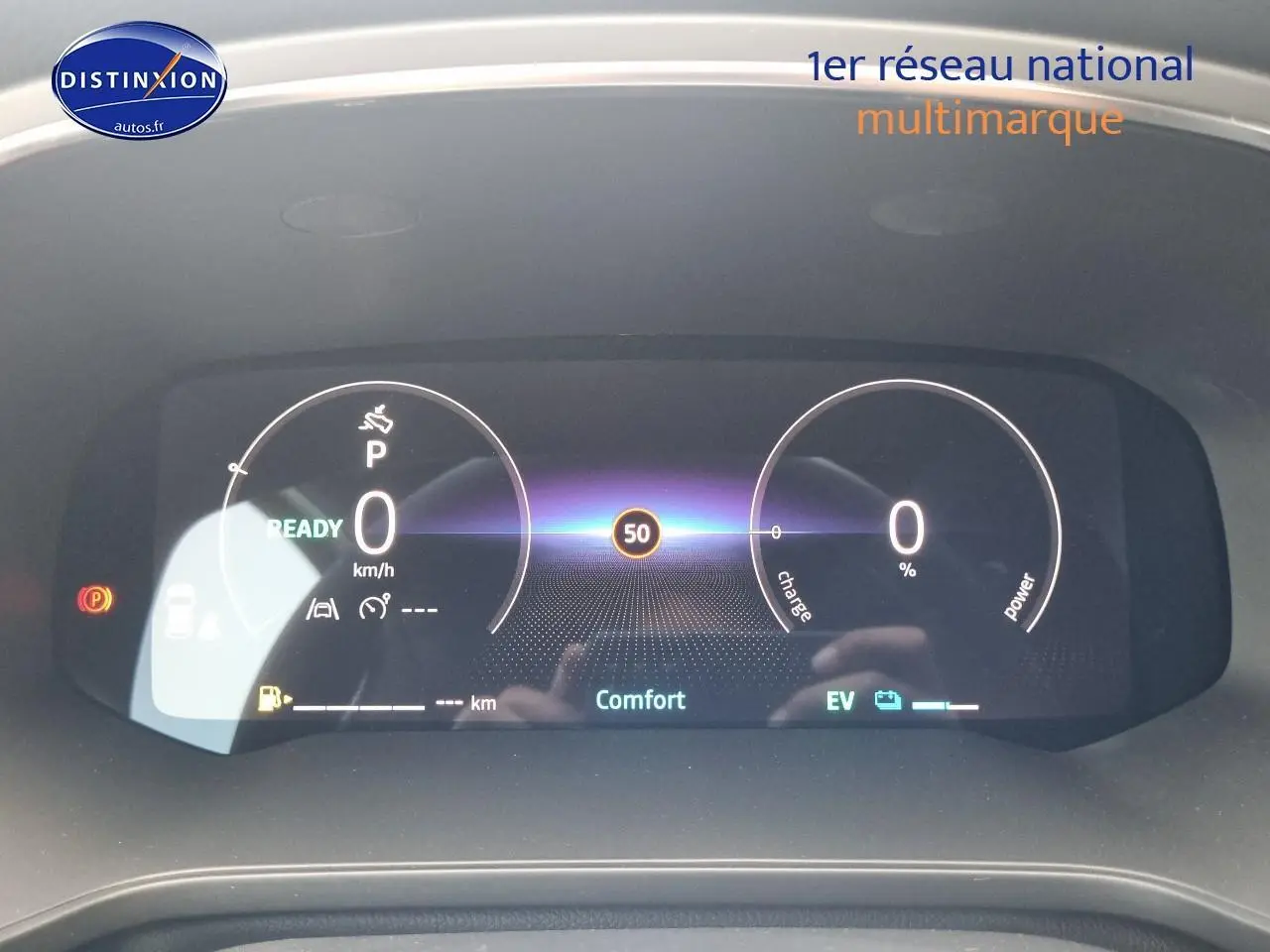 Tableau de bord numérique du Renault Captur hybride 2025 affichant la vitesse et mode confort en vue frontale.