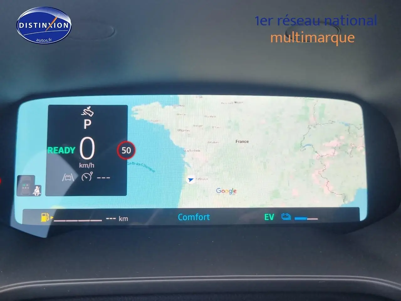 Écran multifonction affichant la navigation GPS et les informations de conduite du Renault Captur gris rafale 2025.