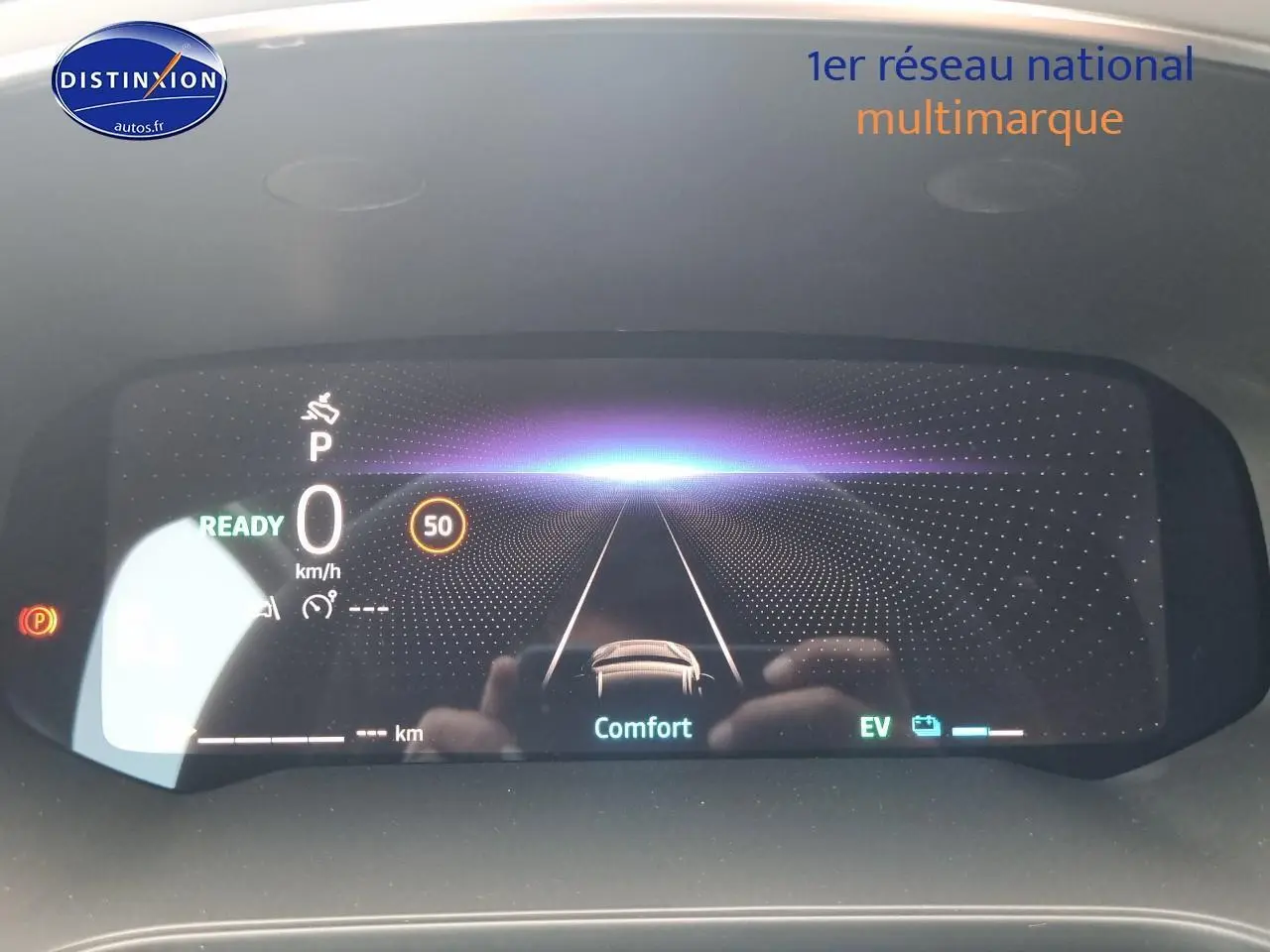Tableau de bord numérique du Renault Captur 1.6 e-tech hybride 2025 affichant la vitesse à 0 km/h et mode Confort.