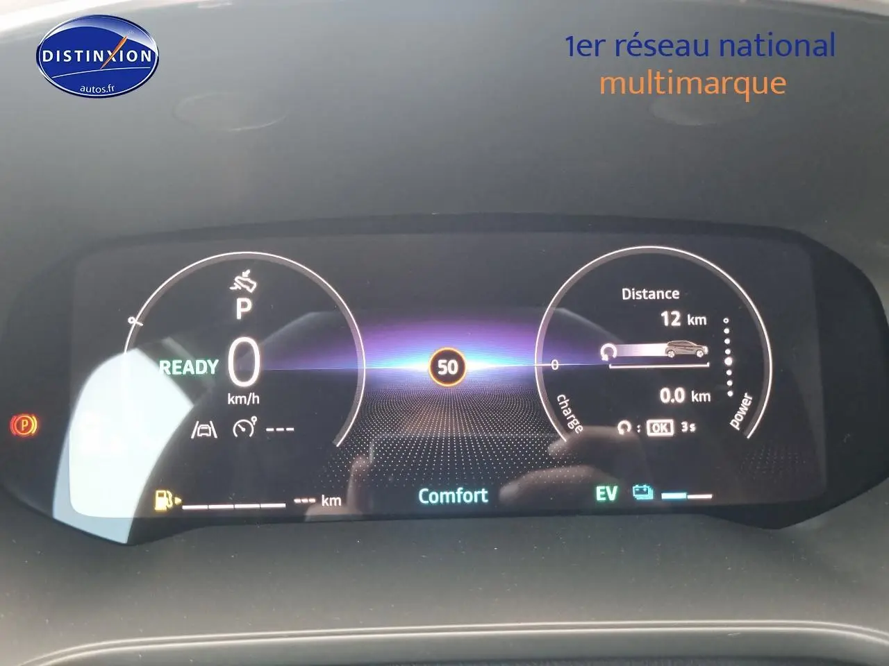 Tableau de bord numérique du Renault Captur hybride 2025 affichant vitesse zéro et mode confort.