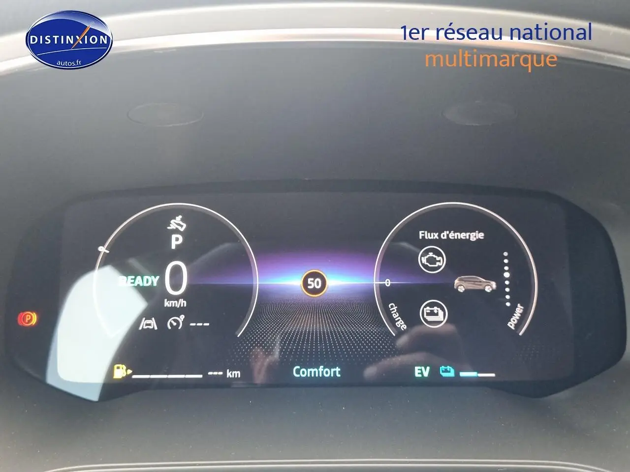 Tableau de bord numérique du Renault Captur gris rafale 2025 affichant vitesse, mode confort et flux d'énergie hybride.