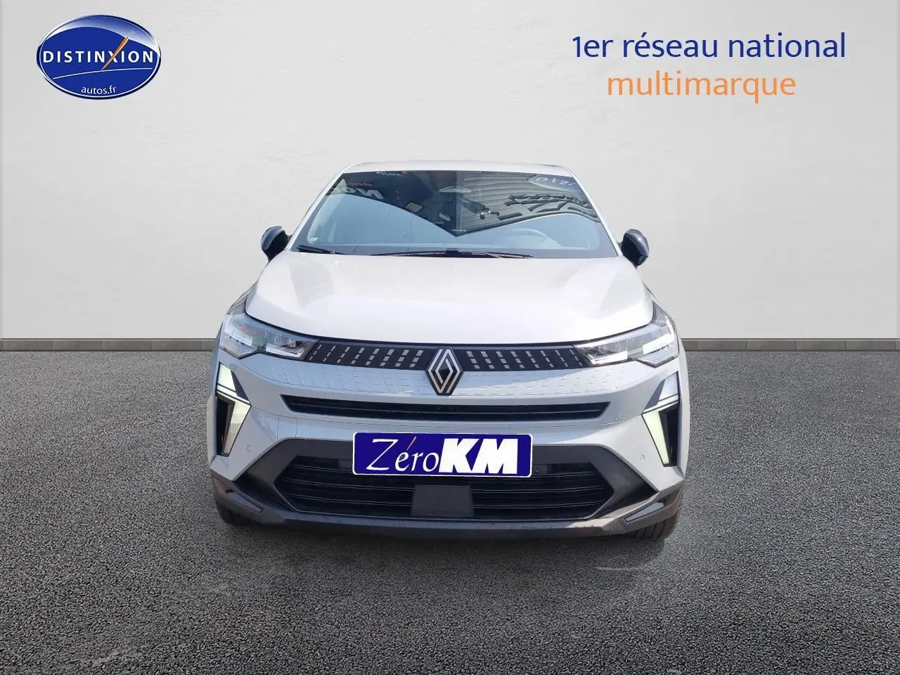 Vue frontale du Renault Captur gris rafale 2025 avec signature lumineuse LED et calandre noire distinctive.