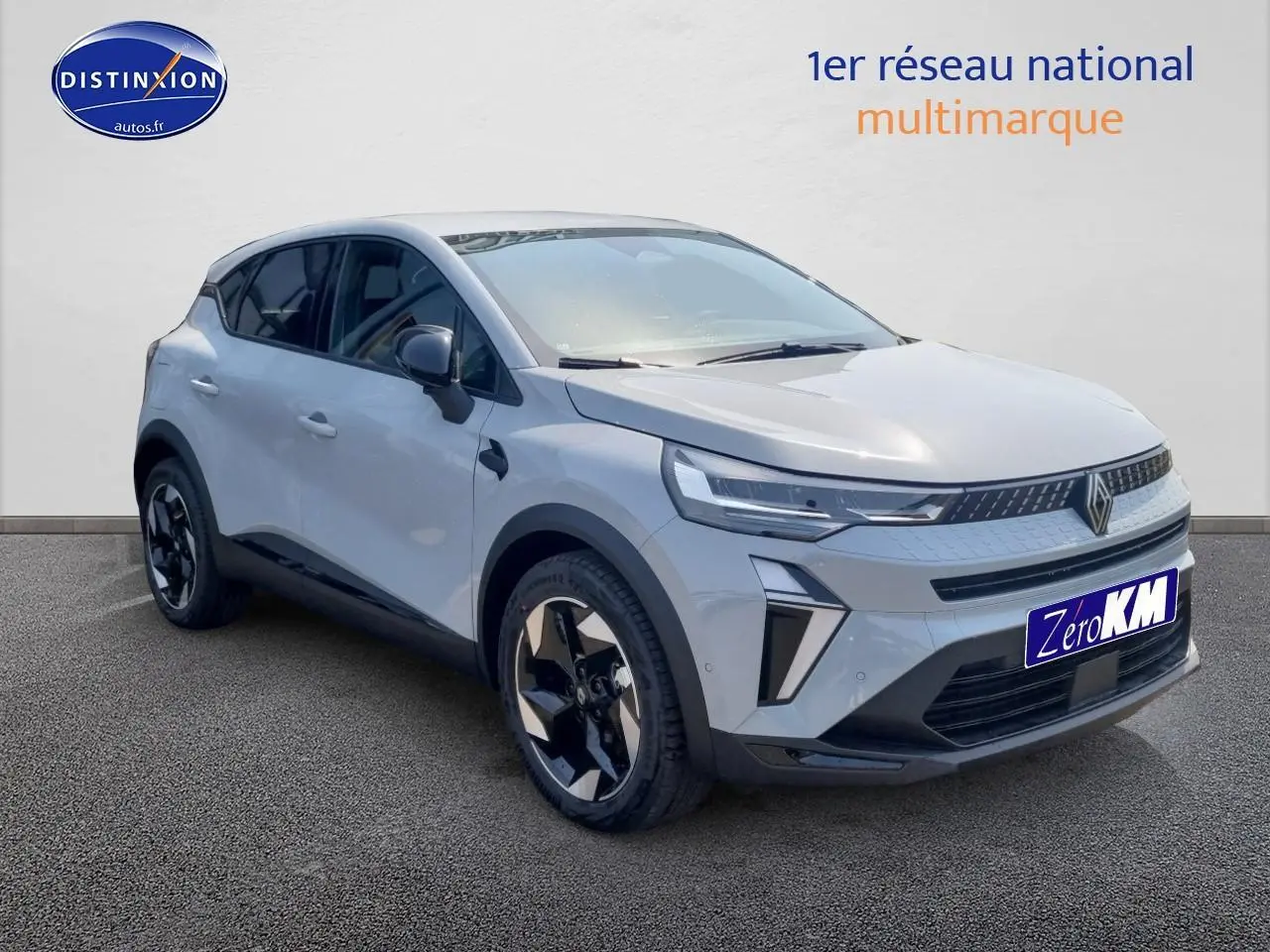 Renault Captur 1.6 e-tech hybride gris rafale en 3/4 avant droit avec jantes alu et feux LED distinctifs