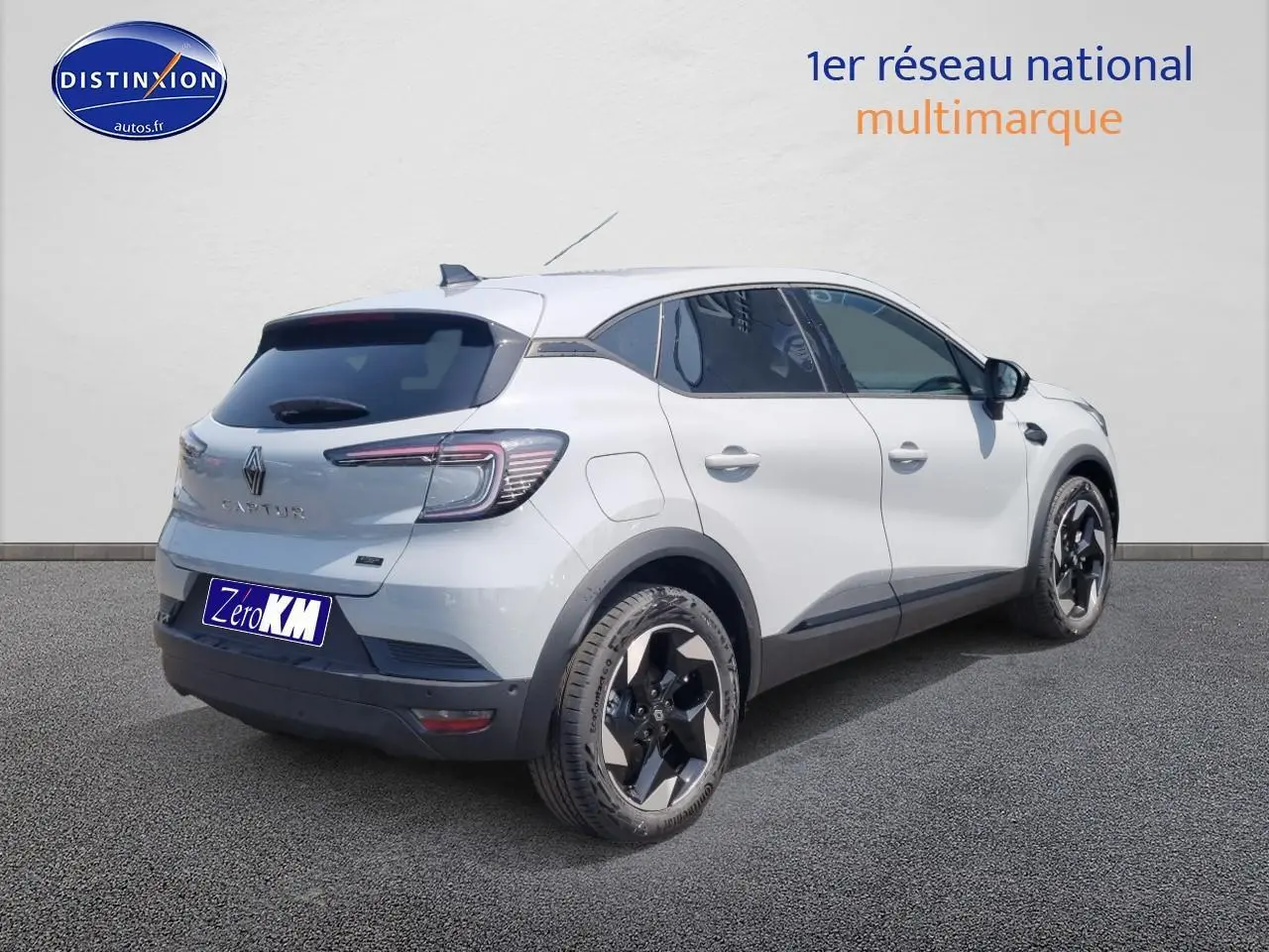 Renault Captur gris rafale vu en 3/4 arrière droit avec jantes alu et toit blanc contrasté