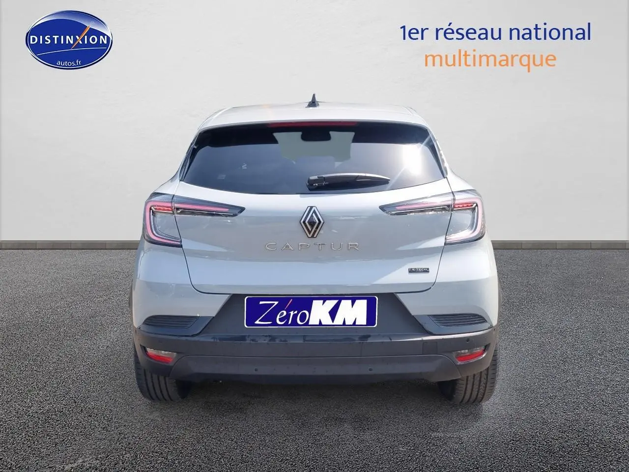 Vue arrière d'un Renault Captur gris rafale 2025 avec feux LED et logo central bien visibles.