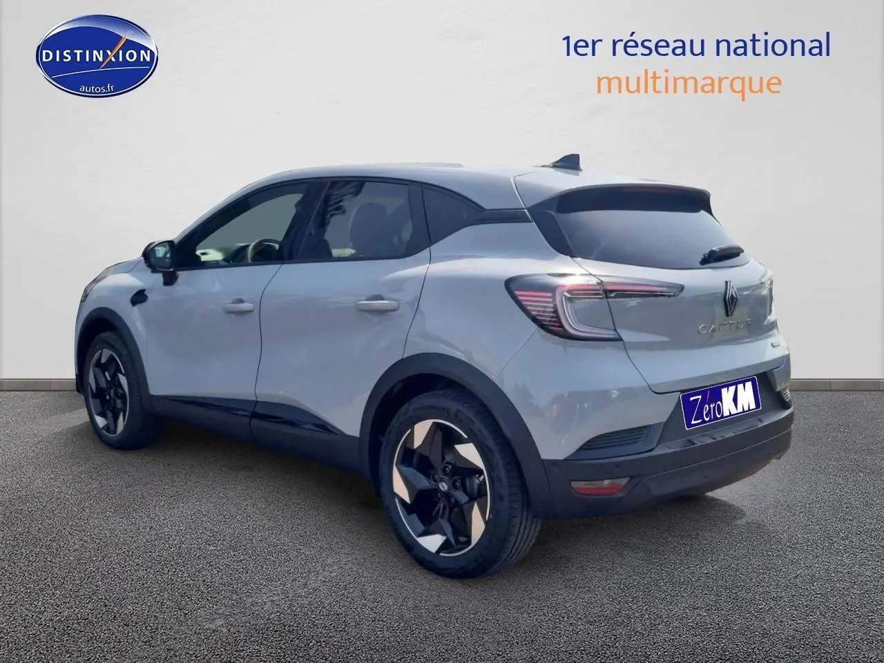 Vue 3/4 arrière droite du Renault Captur gris rafale avec jantes alu et vitres arrière surteintées