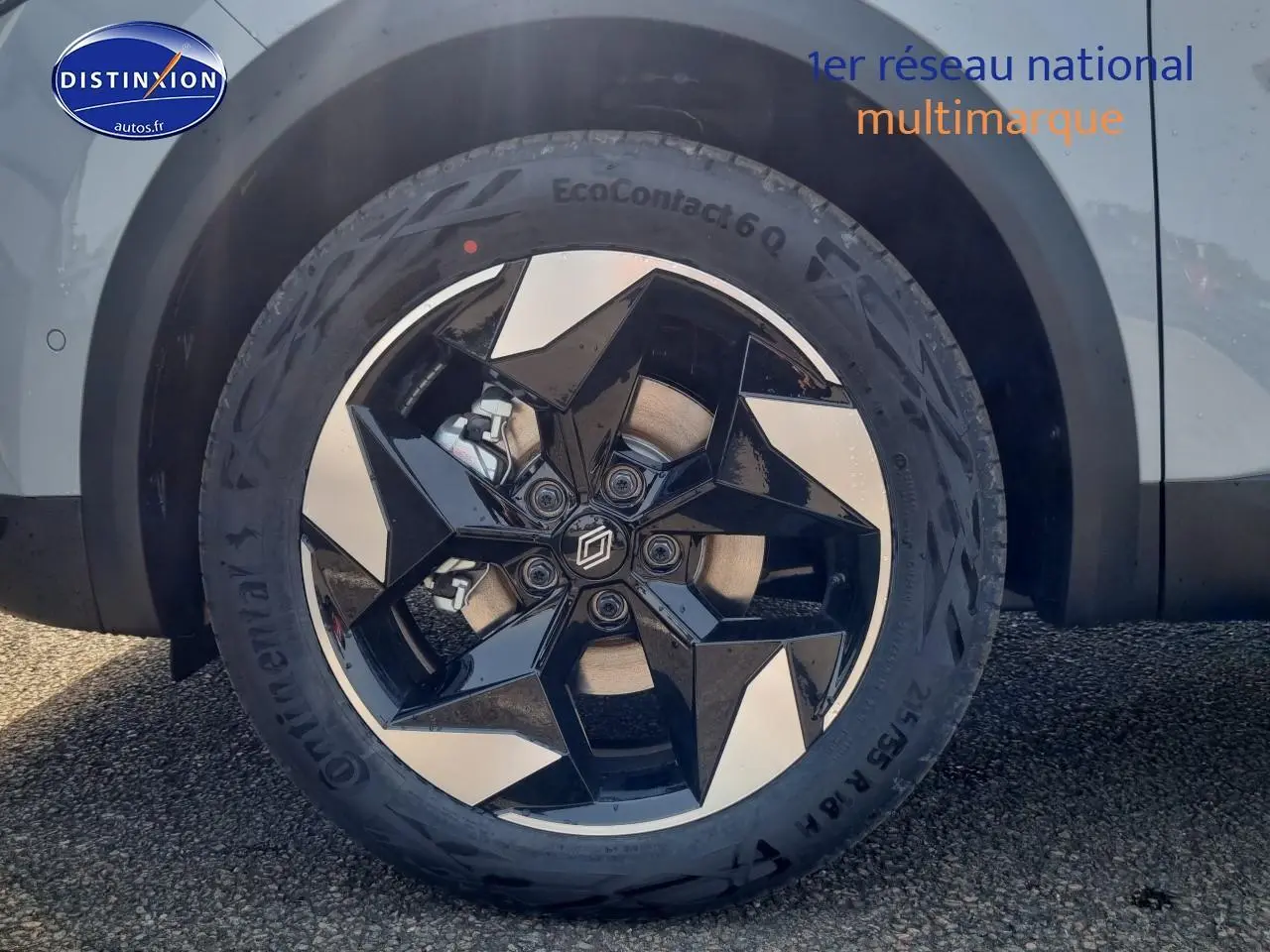 Gros plan sur la jante alu noire et argentée du côté avant droit du Renault Captur gris rafale hybride 2025.