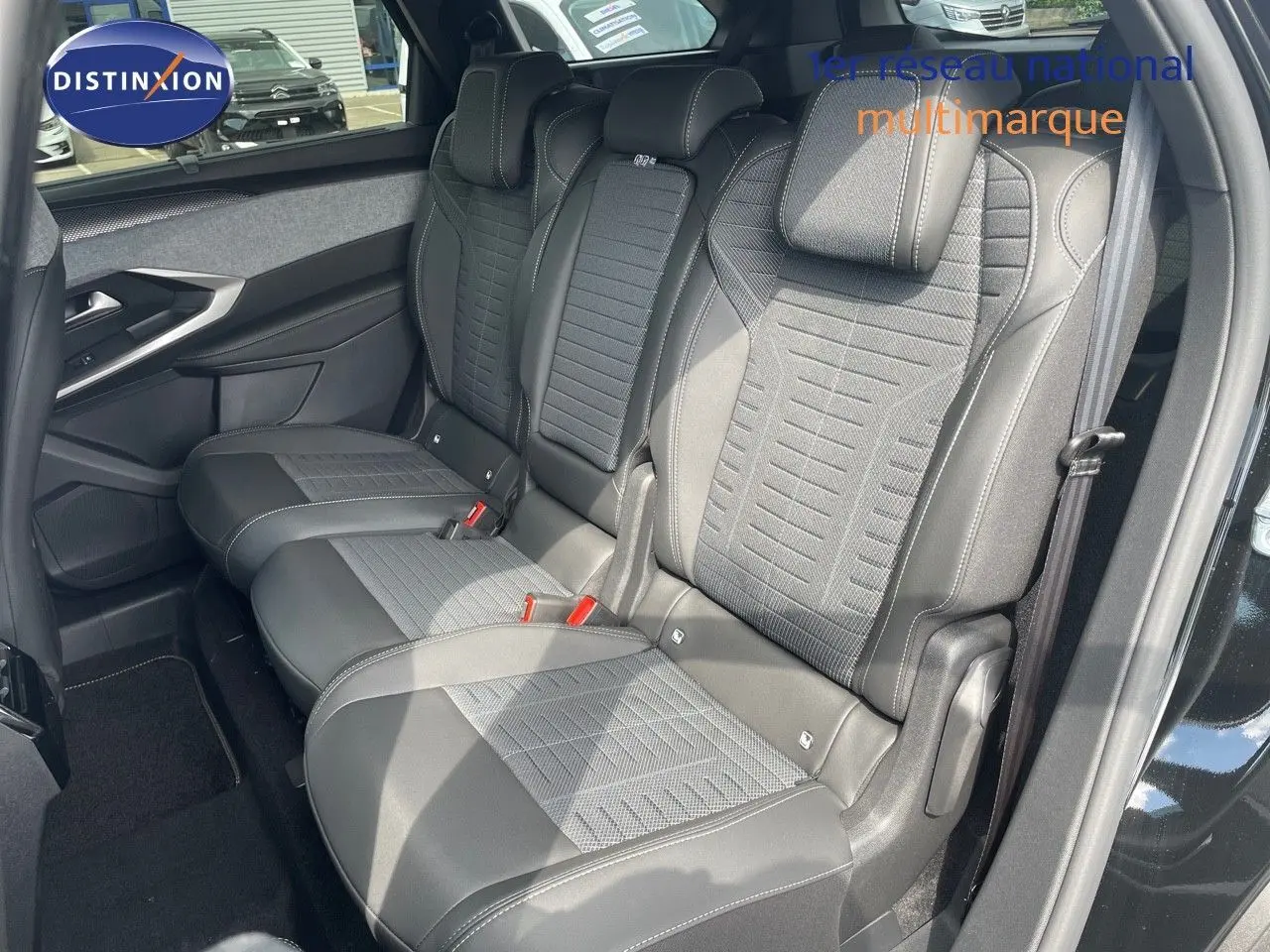 Vue côté droit sur les sièges arrière en cuir noir et tissu gris du Peugeot 5008 HYBRID 136CH GT noir perle métal 2025.