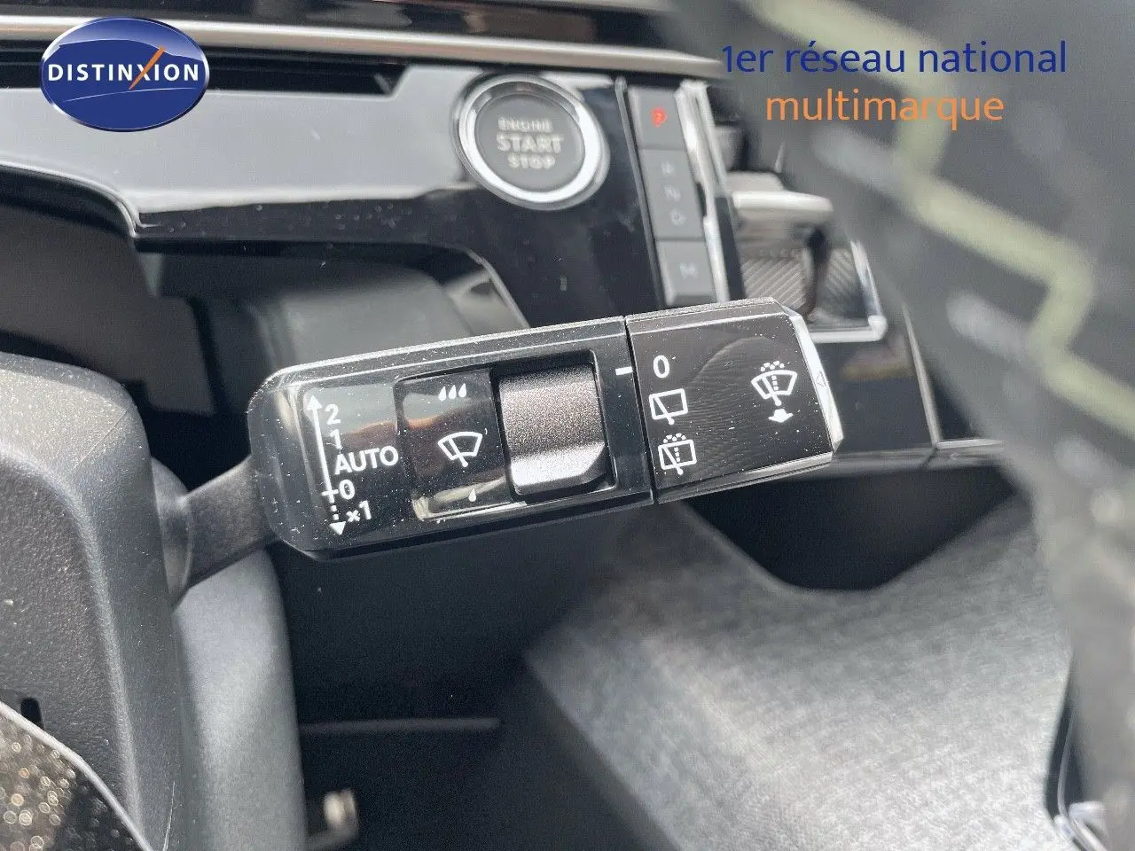 Gros plan sur la commande des essuie-glaces du Peugeot 5008 noir perle métal, avec bouton start visible en arrière-plan.