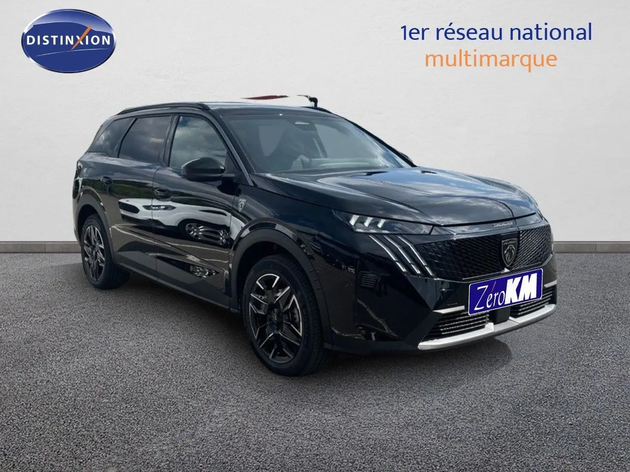 Peugeot 5008 Hybrid 136ch GT noir perle métal en 3/4 avant droit sur fond neutre, avec jantes biton distinctives.