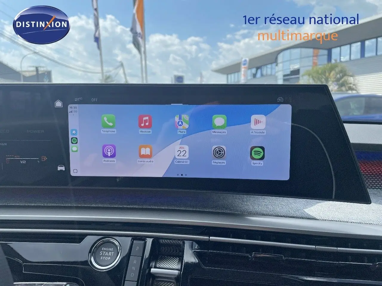 Écran tactile central affichant les applications connectées dans l'habitacle d'un Peugeot 5008 Hybrid 2025.
