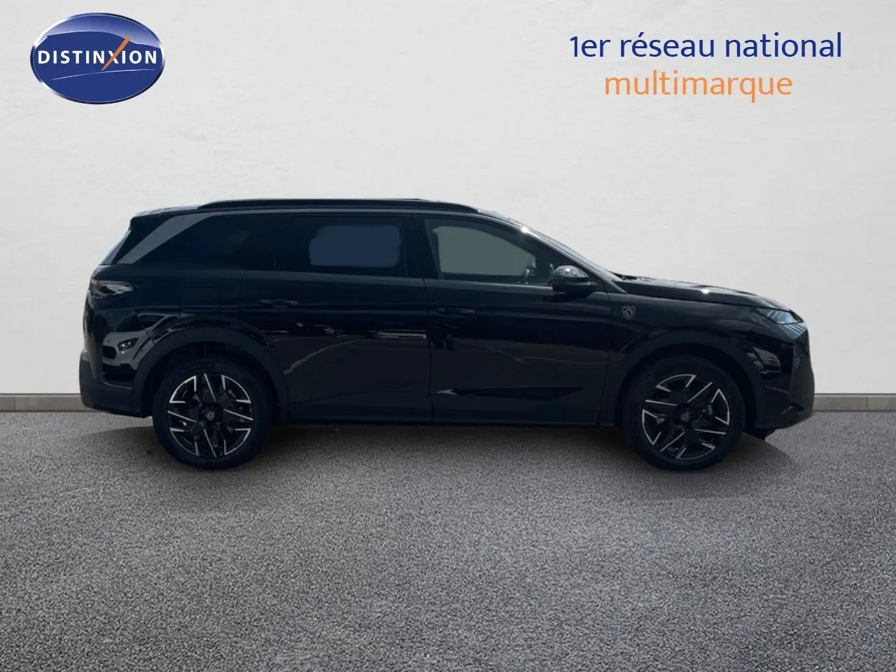 Profil côté gauche du Peugeot 5008 Hybrid 136ch GT noir perle métal, avec jantes alliage et lignes épurées.