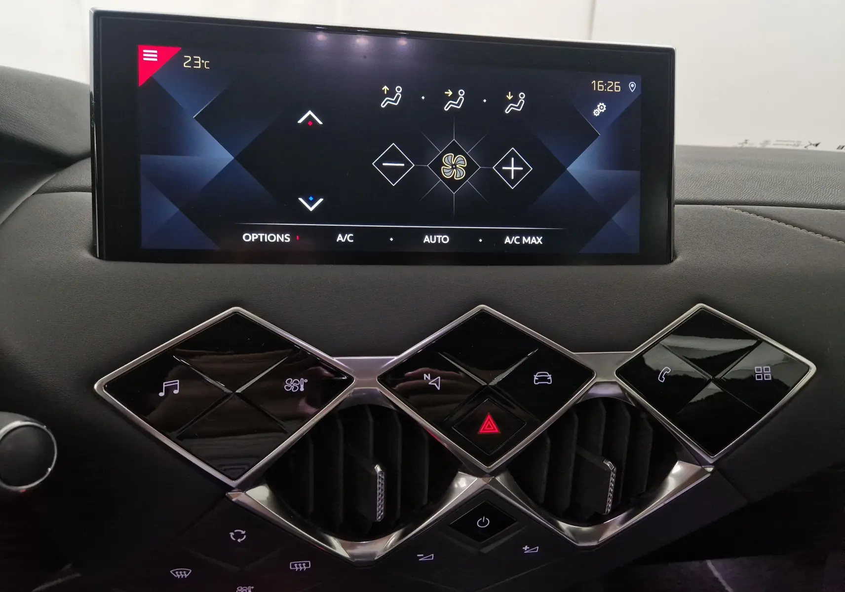 Tableau de bord du DS3 Crossback gris platinium montrant l'écran tactile et les commandes en losange du système multimédia.