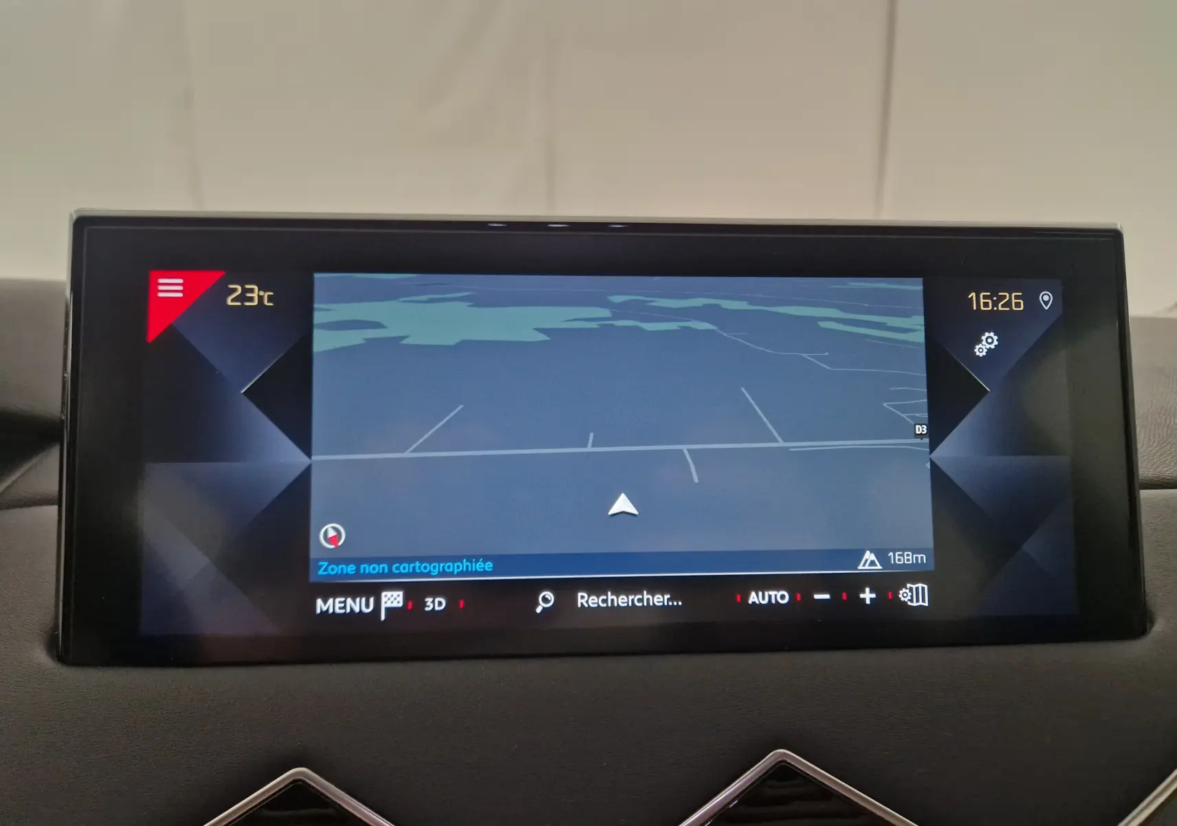 Écran tactile du système GPS du DS3 Crossback 2022 affichant une carte non cartographiée en intérieur véhicule.