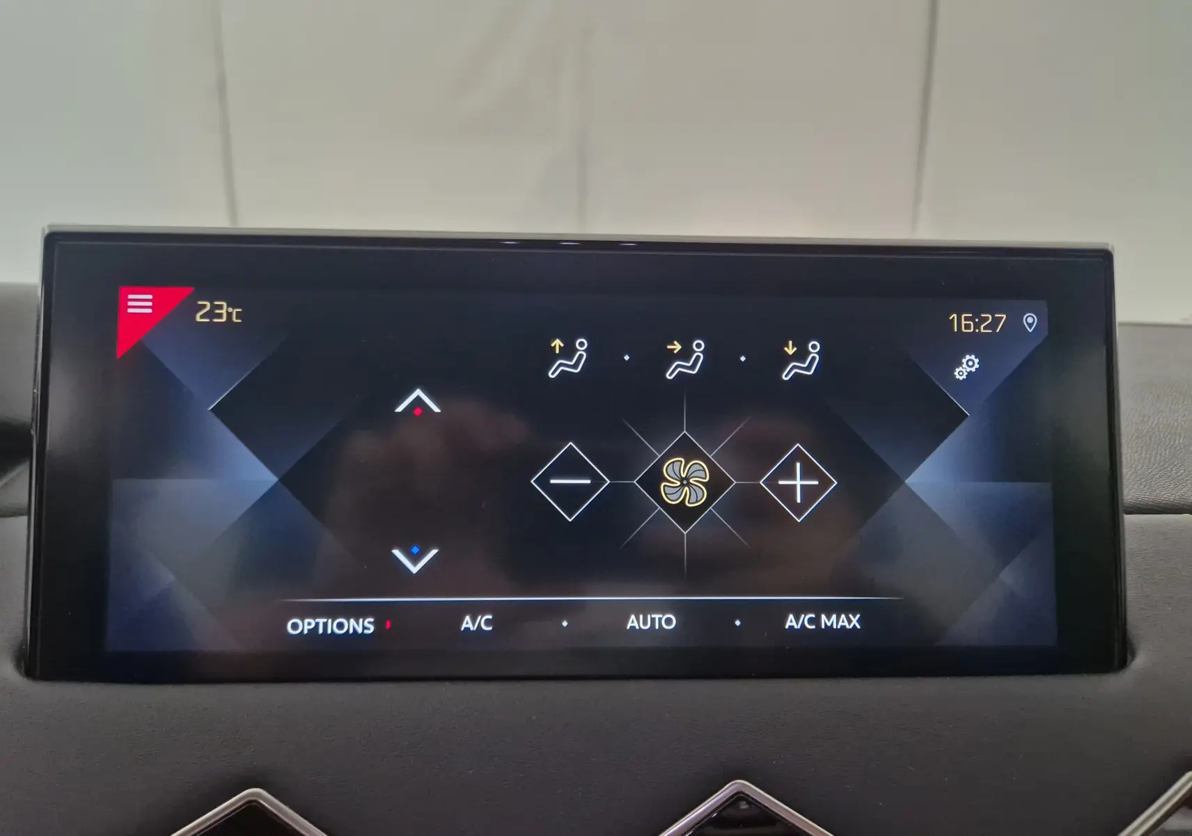 Écran tactile du système de climatisation du DS3 Crossback gris platinium, affichant les réglages de ventilation et température.