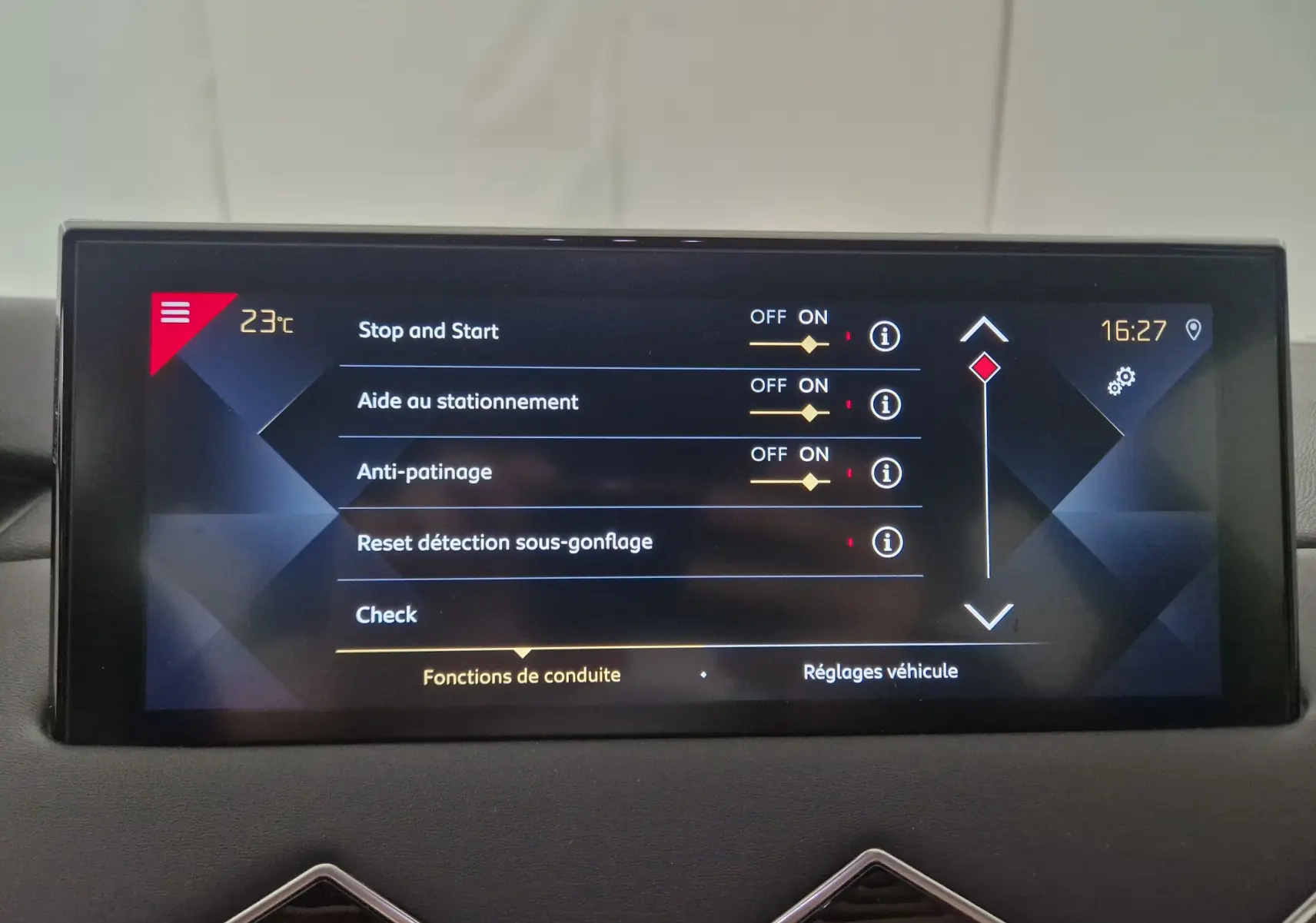Écran tactile du tableau de bord du DS3 Crossback 2022 affichant les réglages d'aides à la conduite par temps clair.