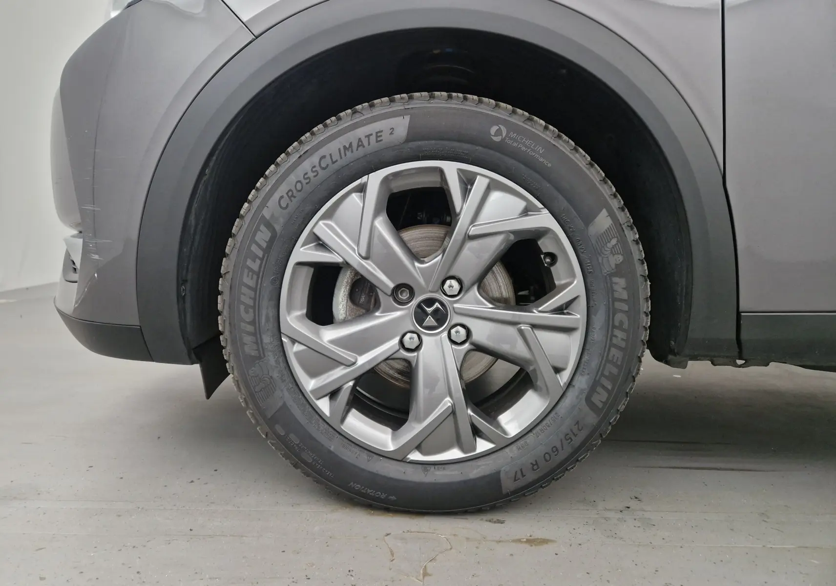 Gros plan sur la roue avant gauche gris platinium du DS3 Crossback avec jante alliage 17 pouces et pneu Michelin.