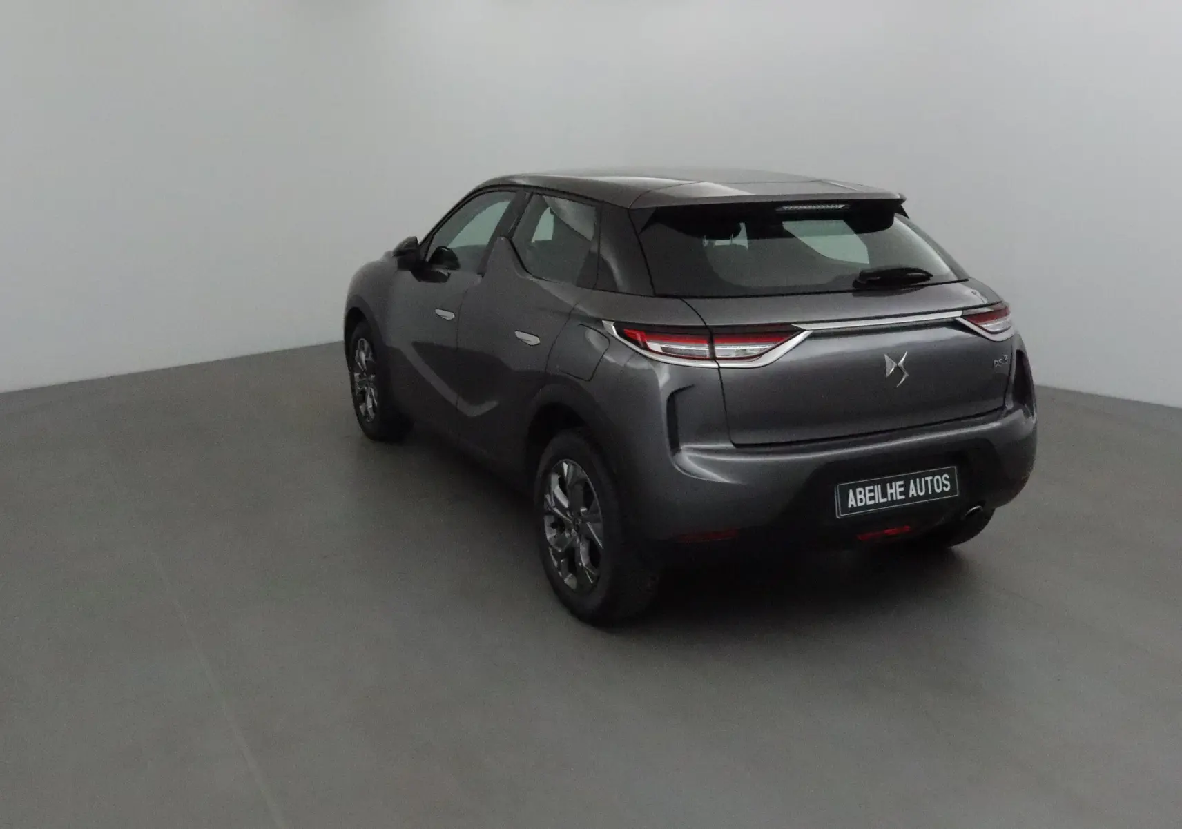 Vue 3/4 arrière droite d'un DS3 Crossback gris platinium avec feux LED et jantes alliage 17 pouces.