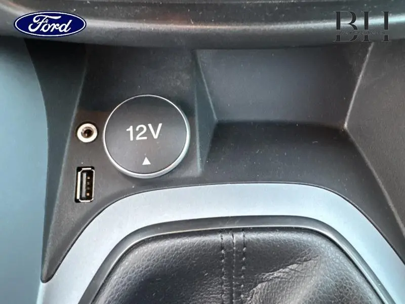 Prise 12V et port USB près du levier de vitesses cuir dans le Ford B-MAX blanc Glacier 2017 Edition 1.4 90ch.