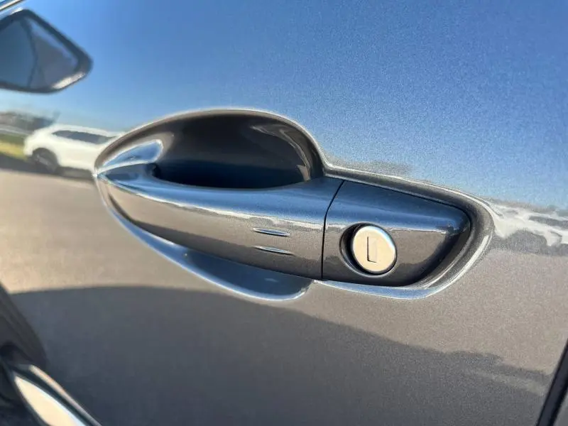 Poignée de porte avant droite gris Artense du Peugeot 5008 2024 avec serrure intégrée et finition lisse.