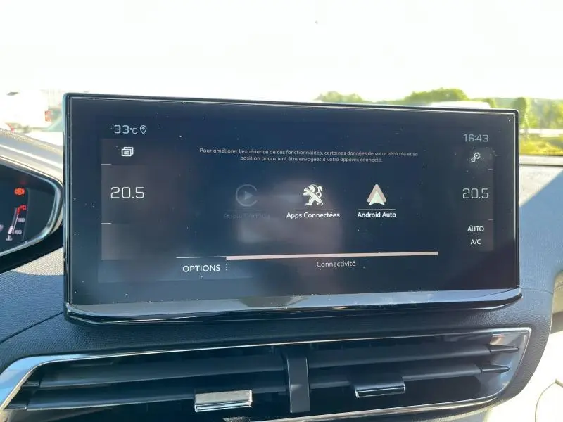 Écran tactile central du tableau de bord du Peugeot 5008 gris, affichant les options de connectivité Apple CarPlay et Android Auto.