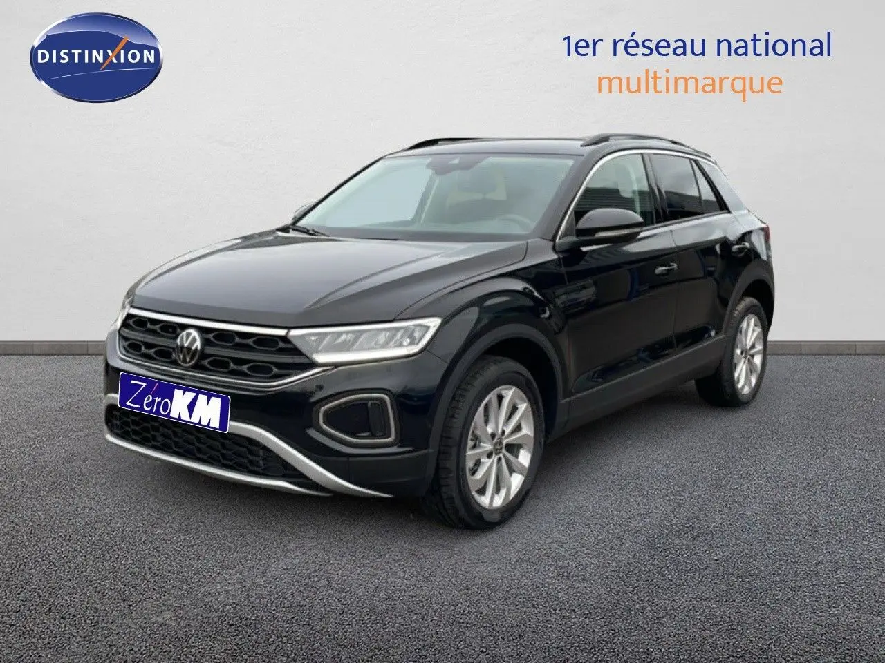 Volkswagen T-Roc noir grenadilla métal en 3/4 avant droit, avec calandre distinctive et jantes argentées.