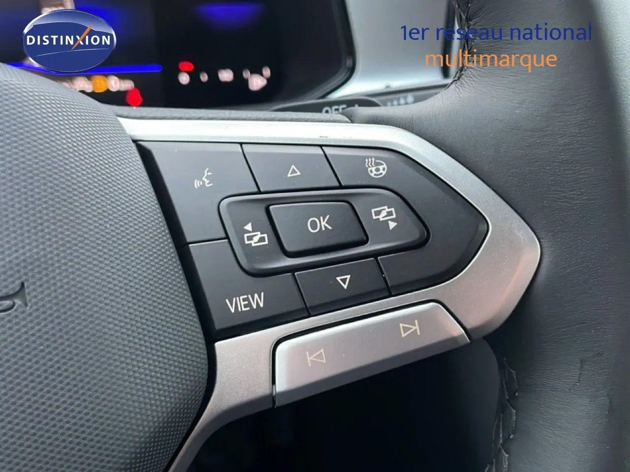 Gros plan sur les commandes multifonctions du volant noir du Volkswagen T-Roc 1.5 TSI 150CH DSG LIFE 30 YEARS.