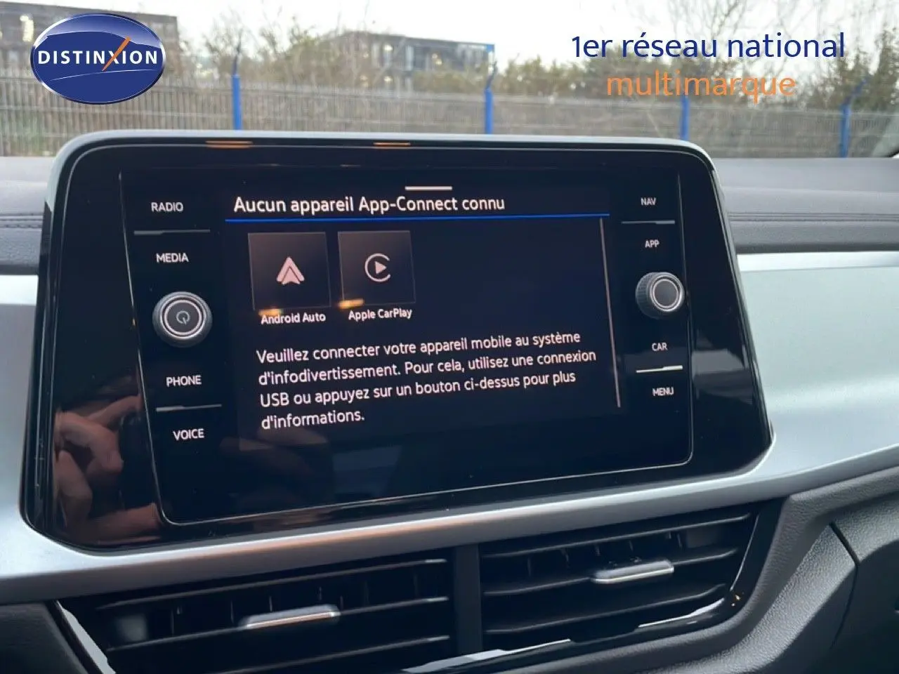 Écran tactile central du Volkswagen T-Roc noir Grenadilla, affichant le menu App-Connect avec options Android Auto et Apple CarPlay.