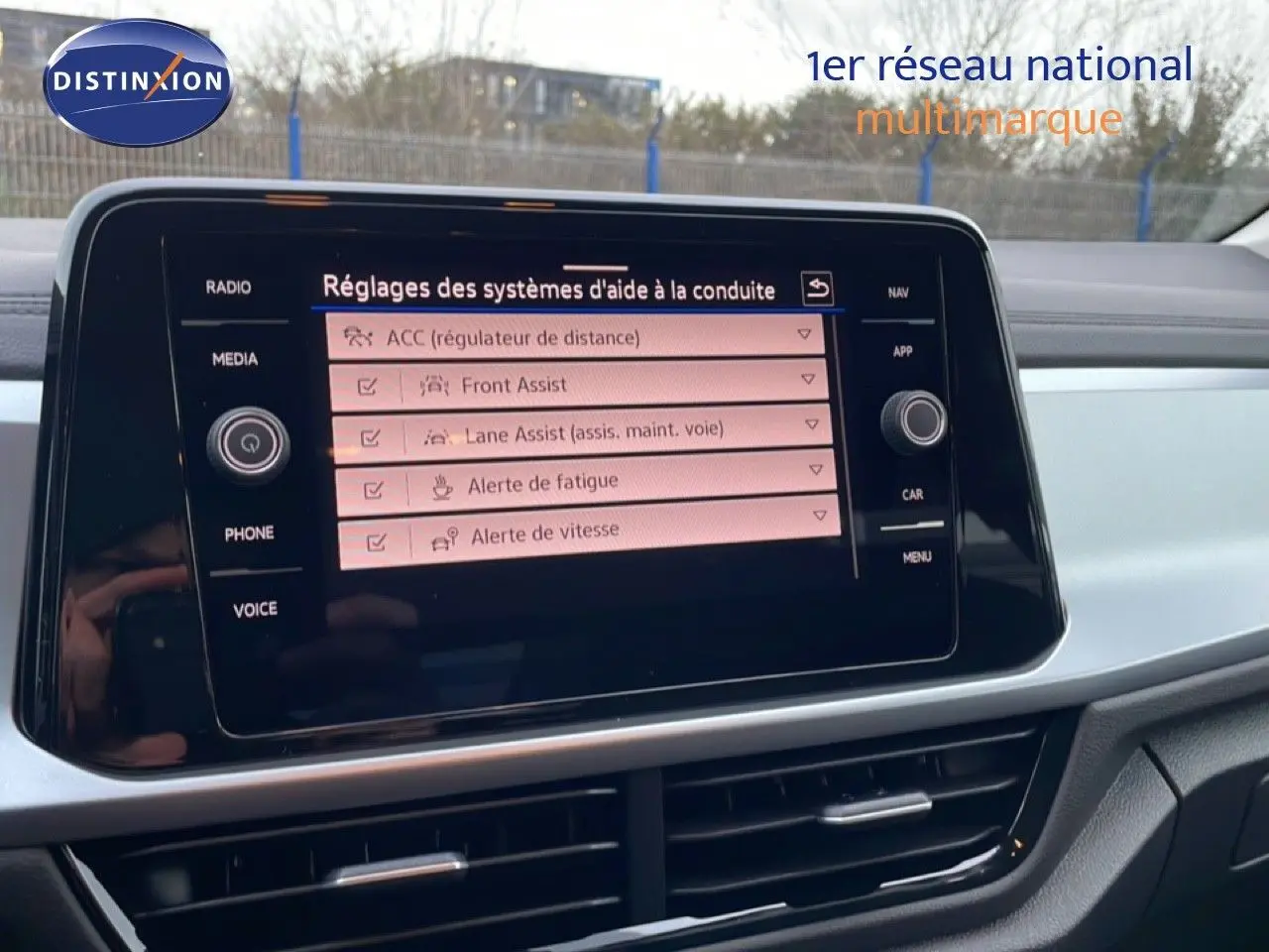 Écran tactile central du Volkswagen T-Roc noir Grenadilla, affichant les réglages des aides à la conduite.