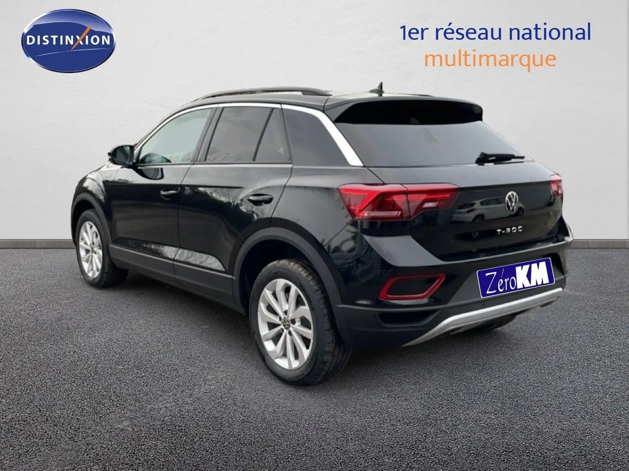 Vue 3/4 arrière droite d'un Volkswagen T-Roc noir Grenadilla métallisé avec jantes alliage et feux arrière LED.