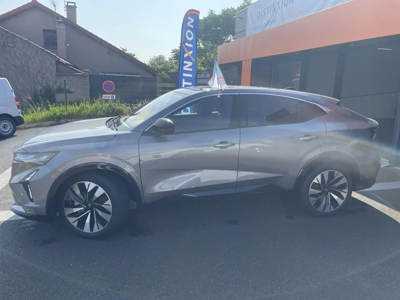 Vue latérale gauche d'une Renault Rafale 2025 gris métallisé avec toit noir, jantes modernes et lignes dynamiques.